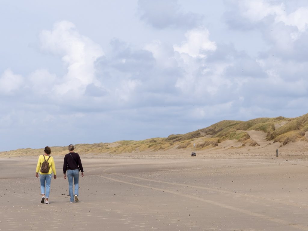 wandelaars op het strand