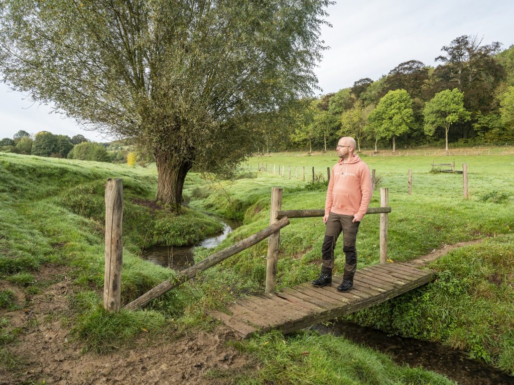 wandelaar in natuurgebied Noorbeemden