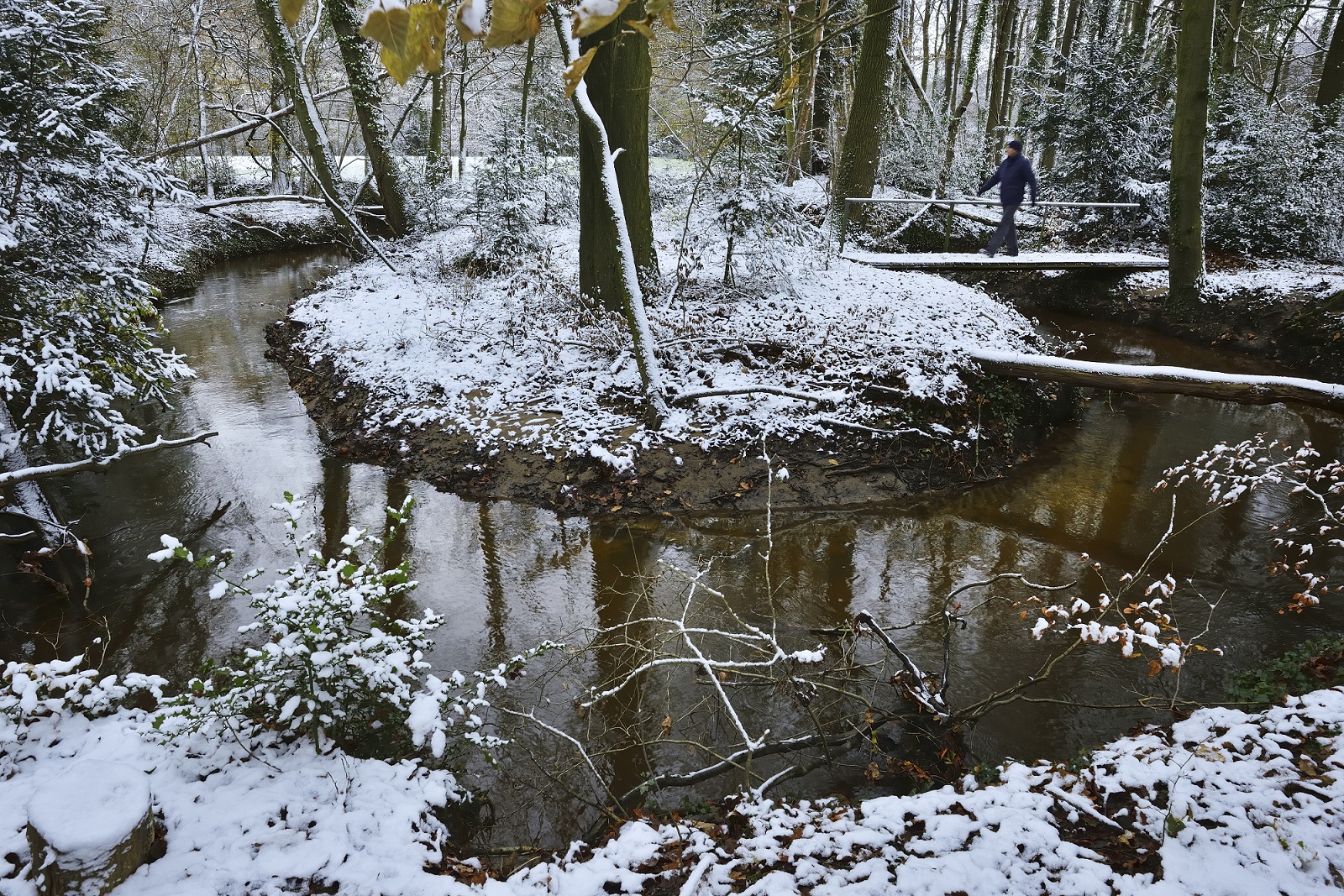 Wandelaar bij Ratumse Beek bij Winterswijk